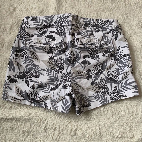 White shorts gray floral pattern size 0 old navy - Picture 4 of 4